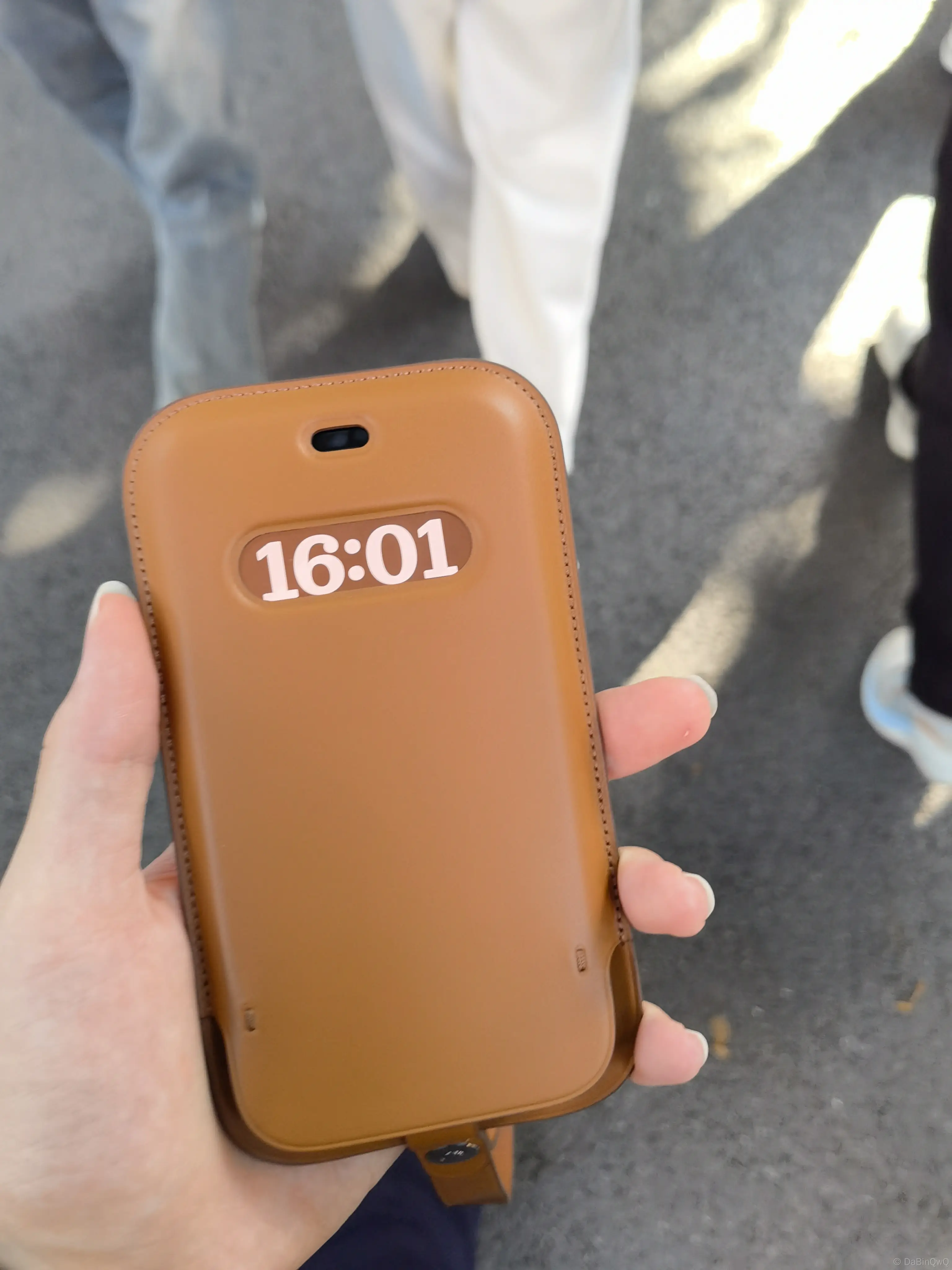 手持 12 mini 搭配官方皮革保护壳